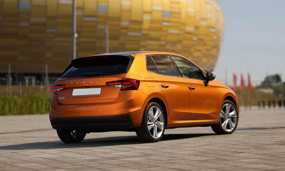 Фото Skoda Fabia — вид сзади, фото 3. Линия крыши, стойки и задняя дверь в оранжевом исполнении. Светодиодная полоса или раздельные секции — задняя оптика стала главным украшением кормы Skoda Fabia — вид сзади, фото 3