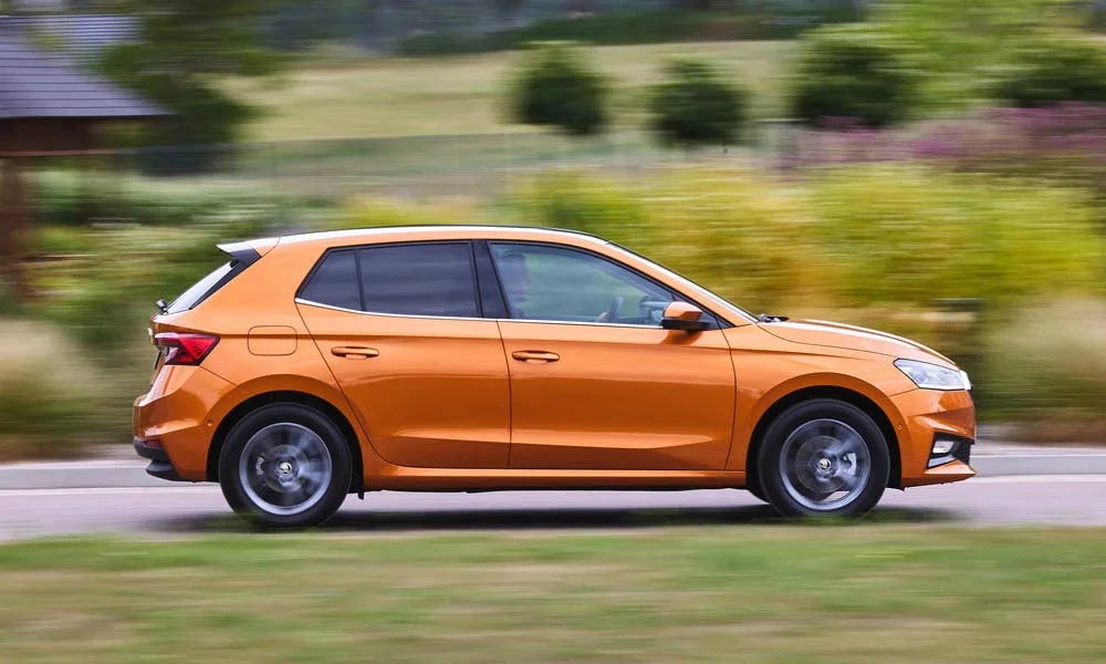 Фото Skoda Fabia — вид сбоку, фото 3. Профиль кузова: колёсная база, свесы и линия остекления. Хромированные или чёрные молдинги окон отличают комплектации Skoda Fabia — вид сбоку, фото 3