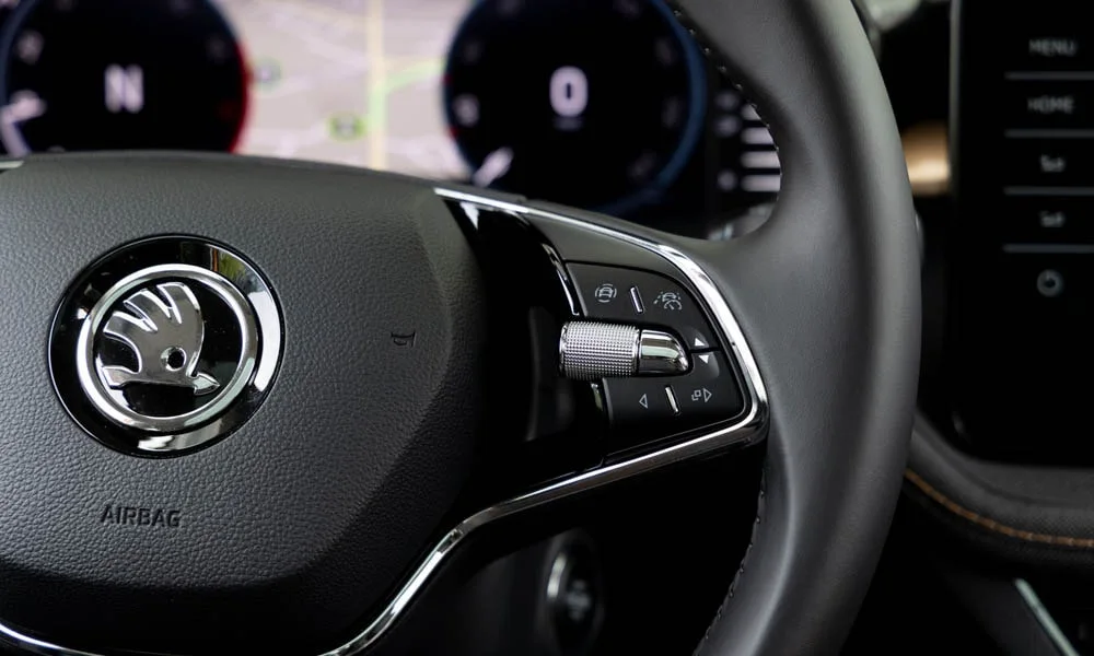 Фото Skoda Fabia — руль, фото 2. Обшивка обода и компоновка спиц крупным планом. Клавиши на спицах управляют медиа, круизом и ассистентами — руки остаются на руле Skoda Fabia — руль, фото 2