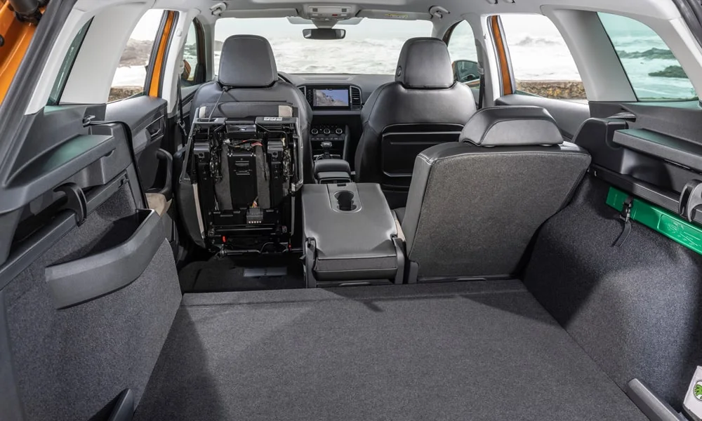 Фото Skoda Karoq (2024) — интерьер, фото 3. Общий план салона: архитектура панели, консоль и кресла Skoda Karoq (2024) — интерьер, фото 3