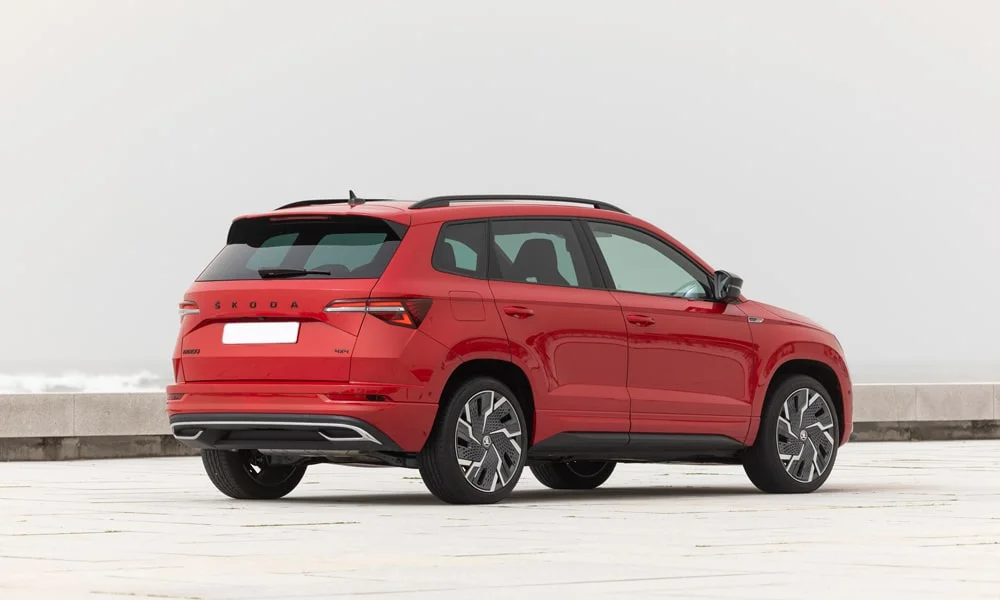 Фото Skoda Karoq (2024) — вид сзади, фото 6. Графика фонарей, бампер и оформление пятой двери. Насадки выхлопа или их имитация внизу бампера различают версии Skoda Karoq (2024) — вид сзади, фото 6