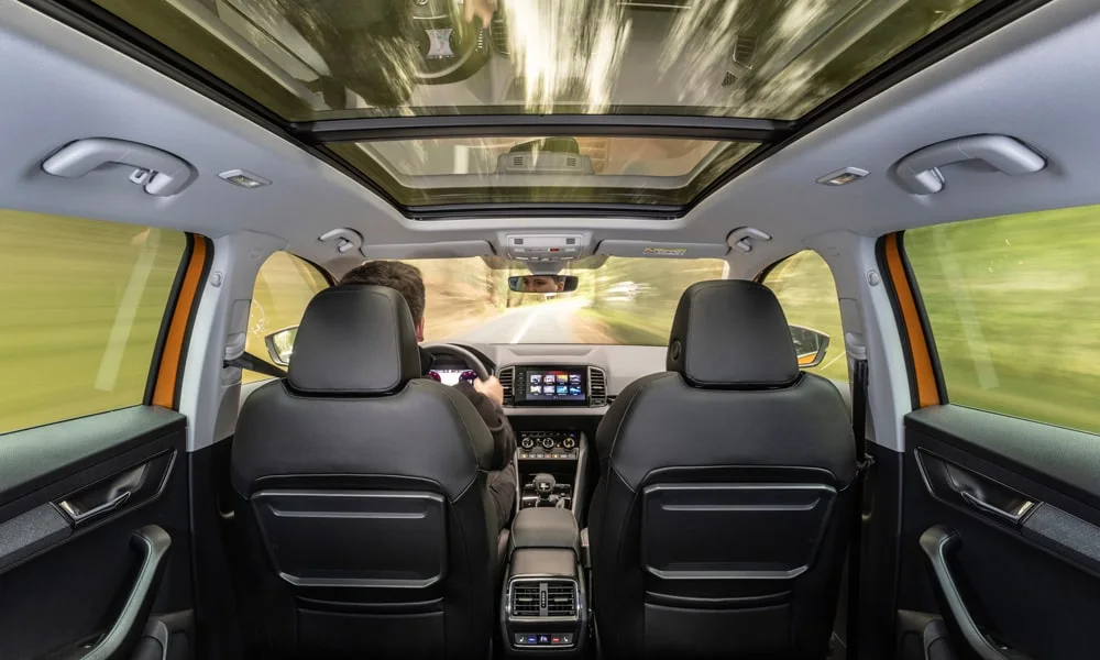 Фото Skoda Karoq (2024) — панорамная крыша. Вид на остекление крыши из салона. Шторка с электроприводом закрывает стекло в жару Skoda Karoq (2024) — панорамная крыша