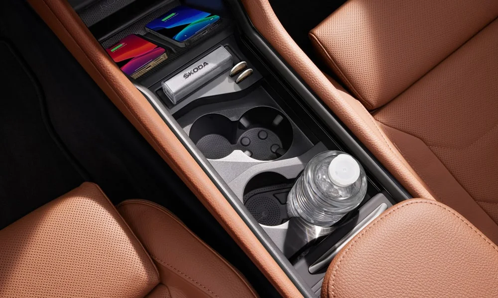 Фото Skoda Kodiaq (2024) — центральная консоль. Бокс консоли открыт: организация хранения между креслами Skoda Kodiaq (2024) — центральная консоль