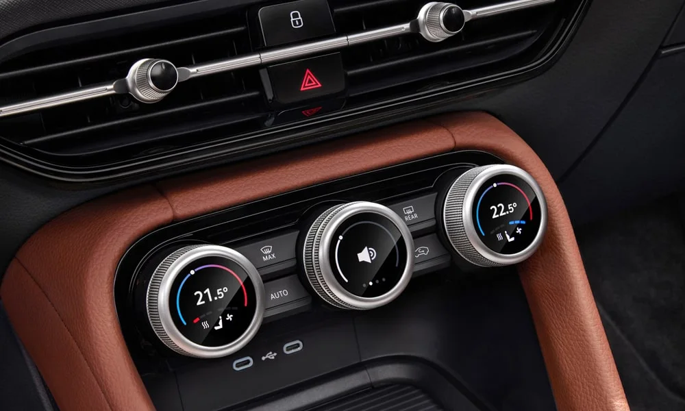 Фото Skoda Kodiaq (2024) — блок климат-контроля. Физические клавиши температуры и обдува. Отдельные клавиши климата удобнее сенсорных меню в движении Skoda Kodiaq (2024) — блок климат-контроля