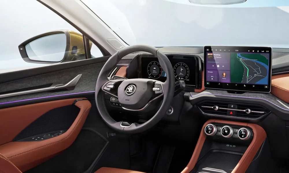 Фото Skoda Kodiaq (2024) — передняя панель. Компоновка экранов, дефлекторов и консоли. Мягкие материалы верхнего яруса и вставки задают уровень интерьера Skoda Kodiaq (2024) — передняя панель