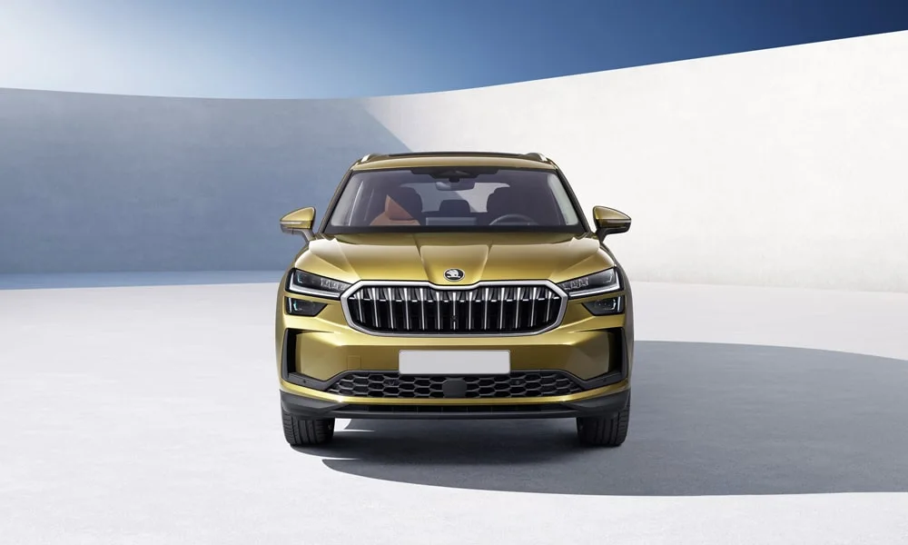 Фото Skoda Kodiaq (2024) — вид спереди, фото 3. Кузов в золотистом цвете: рисунок оптики и решётки задаёт узнаваемое «лицо» модели Skoda Kodiaq (2024) — вид спереди, фото 3