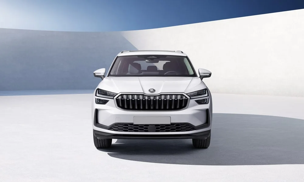 Фото Skoda Kodiaq (2024) — вид спереди, фото 4. Анфас: пропорции капота, посадка кузова и графика ходовых огней. Дневные ходовые огни включаются автоматически с запуском Skoda Kodiaq (2024) — вид спереди, фото 4