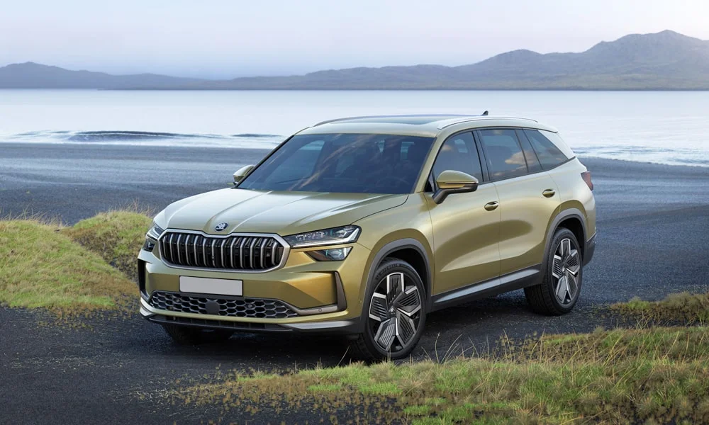 Фото Skoda Kodiaq (2024) — вид спереди, фото 6. Оптика, решётка и бампер — первое впечатление о модели. Рисунок ходовых огней — подпись модели, по нему её узнают в потоке Skoda Kodiaq (2024) — вид спереди, фото 6