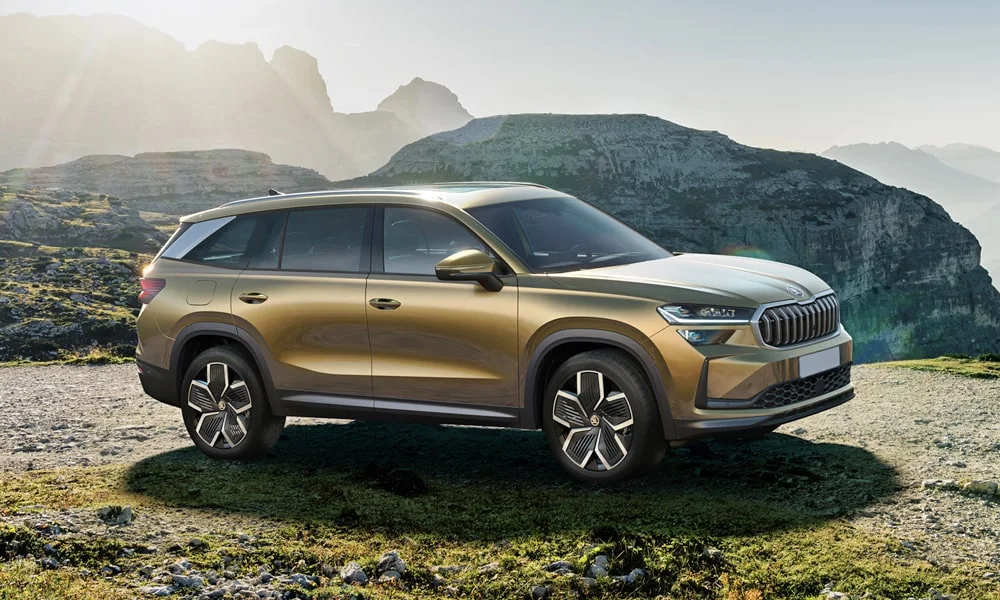Фото Skoda Kodiaq (2024) — вид спереди, фото 7. Оптика, решётка и бампер — первое впечатление о модели. Рисунок ходовых огней — подпись модели, по нему её узнают в потоке Skoda Kodiaq (2024) — вид спереди, фото 7