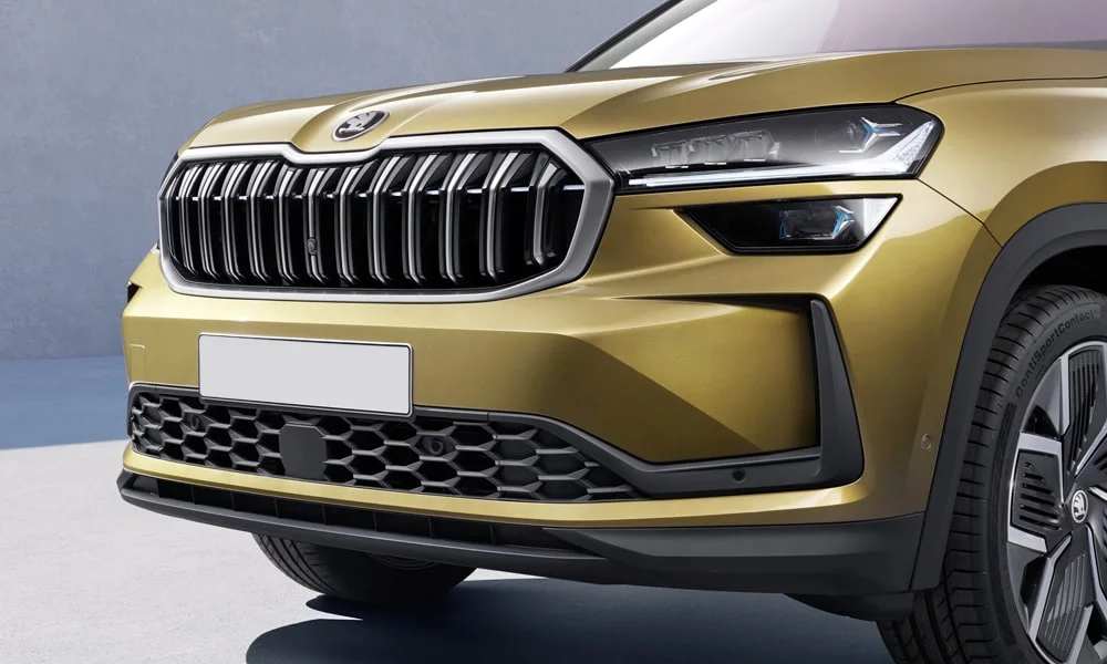 Фото Skoda Kodiaq (2024) — решётка радиатора. Рисунок решётки: сетка, ламели или глухая панель у электроверсий. Активные жалюзи за решёткой закрываются на трассе ради аэродинамики — есть у ряда моделей Skoda Kodiaq (2024) — решётка радиатора
