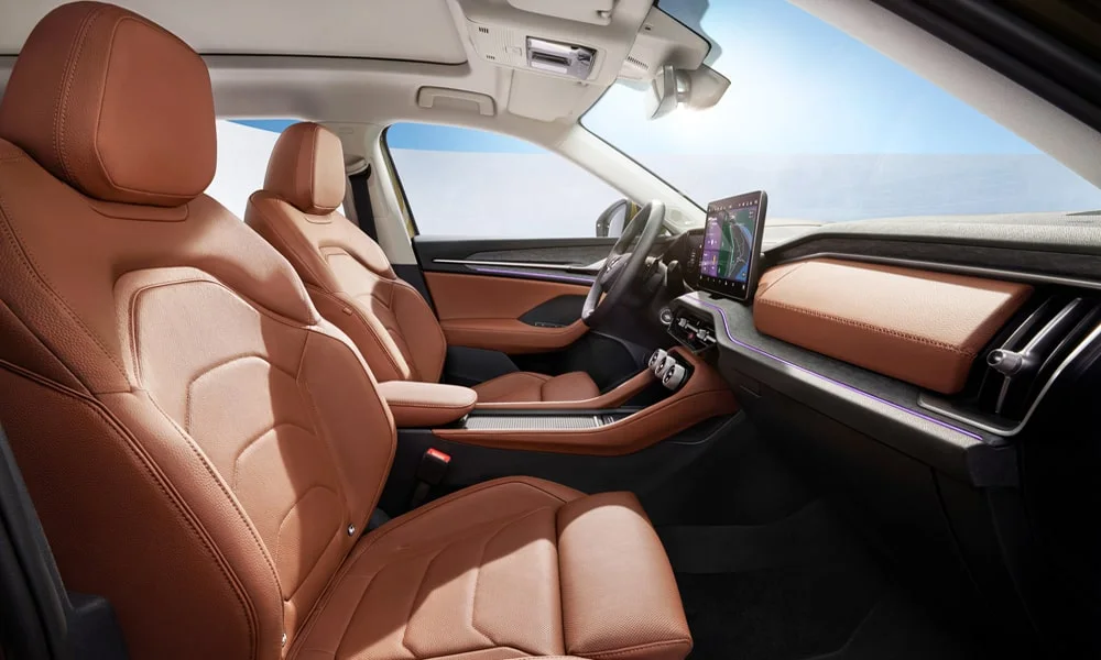 Фото Skoda Kodiaq (2024) — интерьер. Салон в коричневой отделке: архитектура передней панели, консоль и кресла Skoda Kodiaq (2024) — интерьер