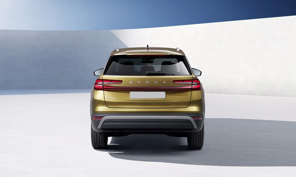 Фото Skoda Kodiaq (2024) — вид сзади, фото 3. Графика фонарей, бампер и оформление пятой двери. Насадки выхлопа или их имитация внизу бампера различают версии Skoda Kodiaq (2024) — вид сзади, фото 3