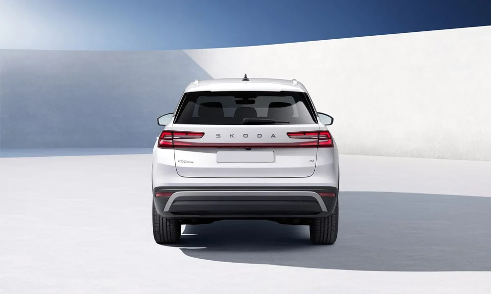 Фото Skoda Kodiaq (2024) — вид сзади, фото 5. Корма в белом цвете: графика фонарей и пластика пятой двери Skoda Kodiaq (2024) — вид сзади, фото 5