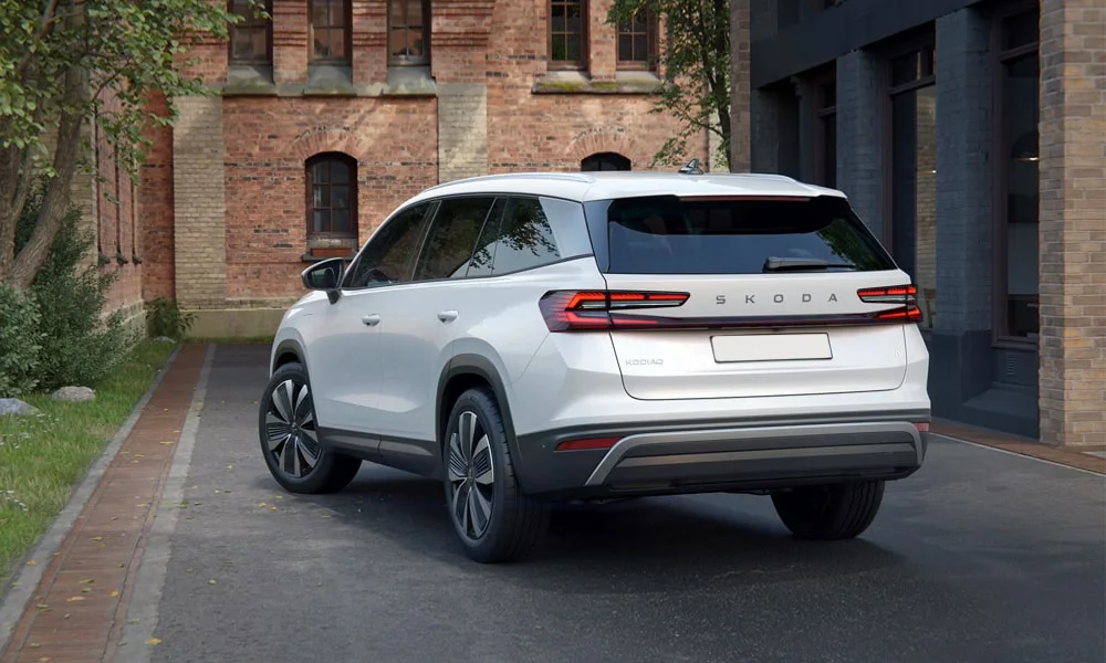 Фото Skoda Kodiaq (2024) — вид сзади, фото 7. Корма в белом цвете: графика фонарей и пластика пятой двери Skoda Kodiaq (2024) — вид сзади, фото 7