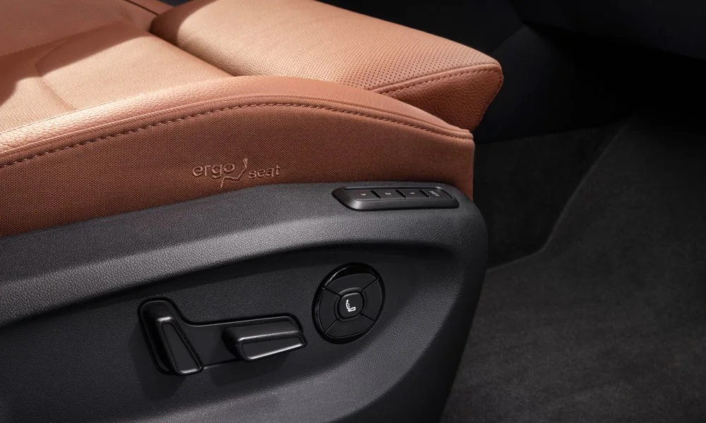 Фото Skoda Kodiaq (2024) — регулировки сиденья. Блок управления креслом: наклон, вылет и поясничный подпор Skoda Kodiaq (2024) — регулировки сиденья