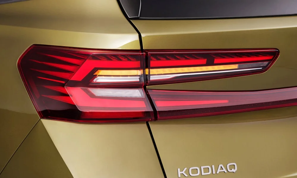 Фото Skoda Kodiaq (2024) — задние фонари. Рассеиватель фонаря вблизи: компоновка секций габарита, стопа и поворотника Skoda Kodiaq (2024) — задние фонари