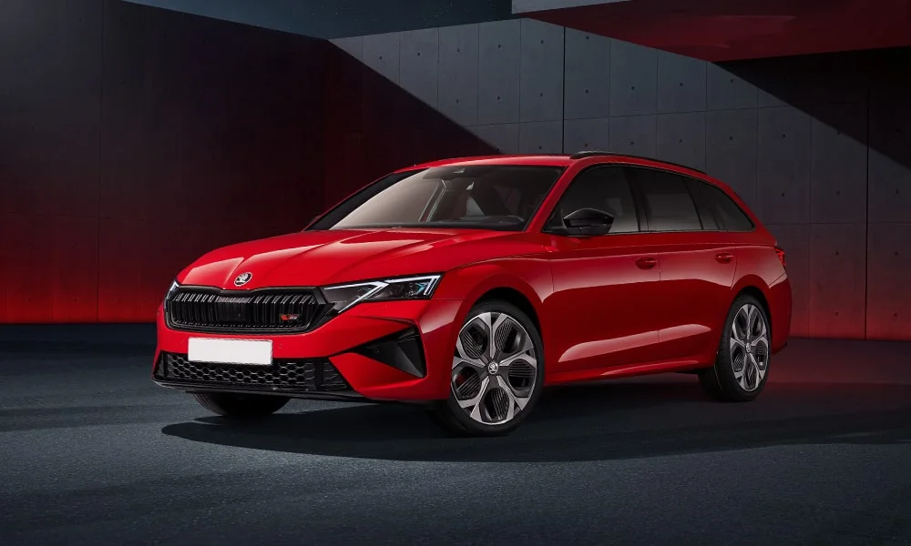 Skoda Octavia Combi RS (2024) — вид спереди