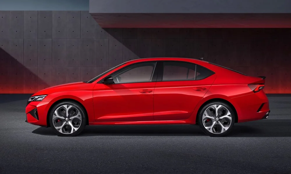 Skoda Octavia RS (2024) — вид сбоку