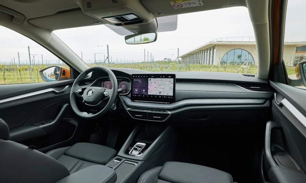 Фото Skoda Octavia Combi (2024) — передняя панель. Компоновка экранов, дефлекторов и консоли Skoda Octavia Combi (2024) — передняя панель