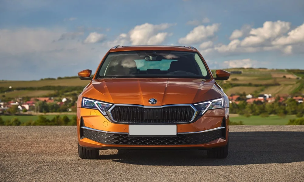 Фото Skoda Octavia Combi (2024) — вид спереди, фото 3. Оптика, решётка и бампер — первое впечатление о модели Skoda Octavia Combi (2024) — вид спереди, фото 3