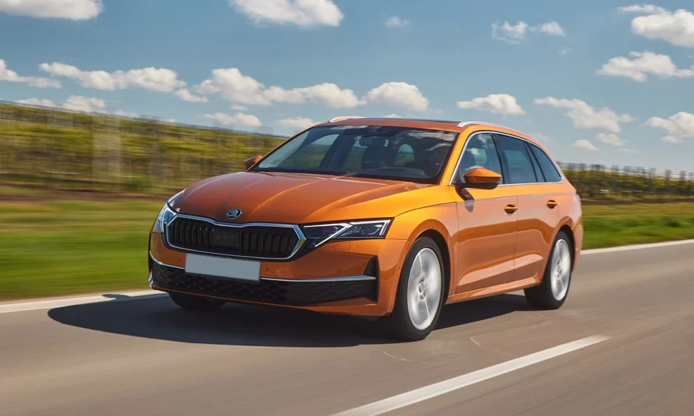 Фото Skoda Octavia Combi (2024) — вид спереди, фото 4. Анфас: пропорции капота, посадка кузова и графика ходовых огней Skoda Octavia Combi (2024) — вид спереди, фото 4