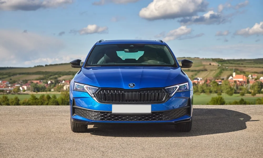 Фото Skoda Octavia Combi (2024) — вид спереди, фото 5. Оптика, решётка и бампер — первое впечатление о модели. Рисунок ходовых огней — подпись модели, по нему её узнают в потоке Skoda Octavia Combi (2024) — вид спереди, фото 5