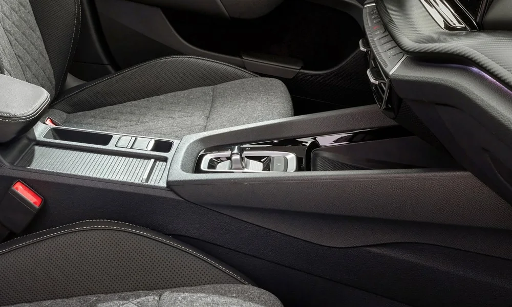 Фото Skoda Octavia Combi (2024) — интерьер, фото 2. Общий план салона: архитектура панели, консоль и кресла Skoda Octavia Combi (2024) — интерьер, фото 2