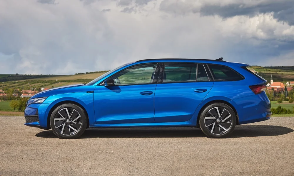 Фото Skoda Octavia Combi (2024) — вид сбоку, фото 4. Профиль кузова: колёсная база, свесы и линия остекления Skoda Octavia Combi (2024) — вид сбоку, фото 4