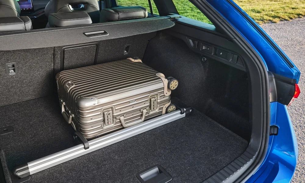 Фото Skoda Octavia Combi (2024) — багажник. Форма проёма, ровный пол и организация пространства. Электропривод двери с датчиком под бампером — руки заняты, багажник открыт Skoda Octavia Combi (2024) — багажник