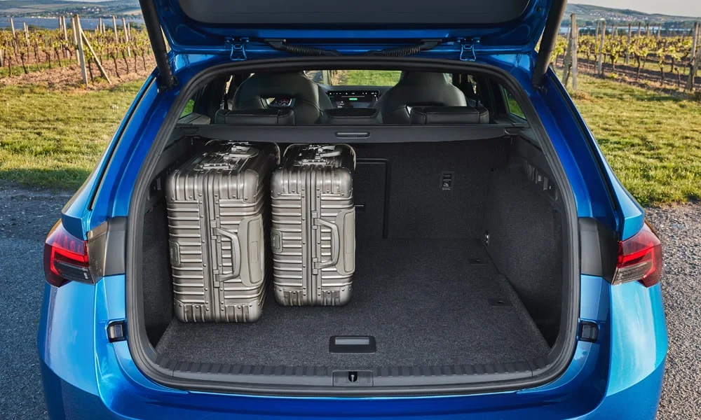 Фото Skoda Octavia Combi (2024) — багажник, фото 3. Грузовой отсек с открытой дверью: погрузочная высота и ширина проёма. Спинки второго ряда складываются и расширяют отсек под длинные грузы Skoda Octavia Combi (2024) — багажник, фото 3