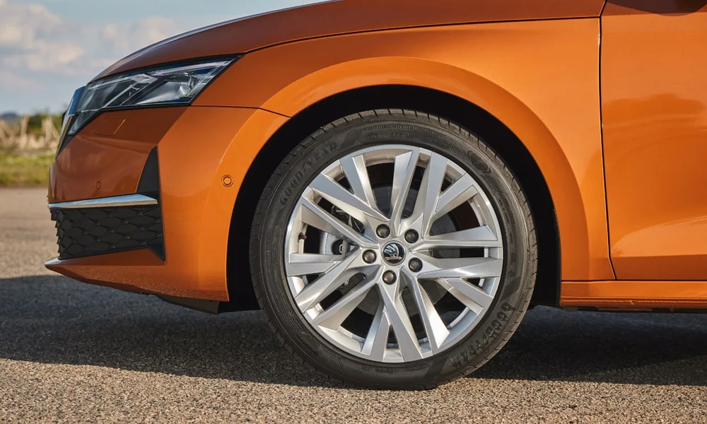 Фото Skoda Octavia Combi (2024) — колесо и диск. Дизайн спиц и профиль резины крупным планом. Рекомендованные размеры шин и давление — на табличке в проёме водительской двери Skoda Octavia Combi (2024) — колесо и диск
