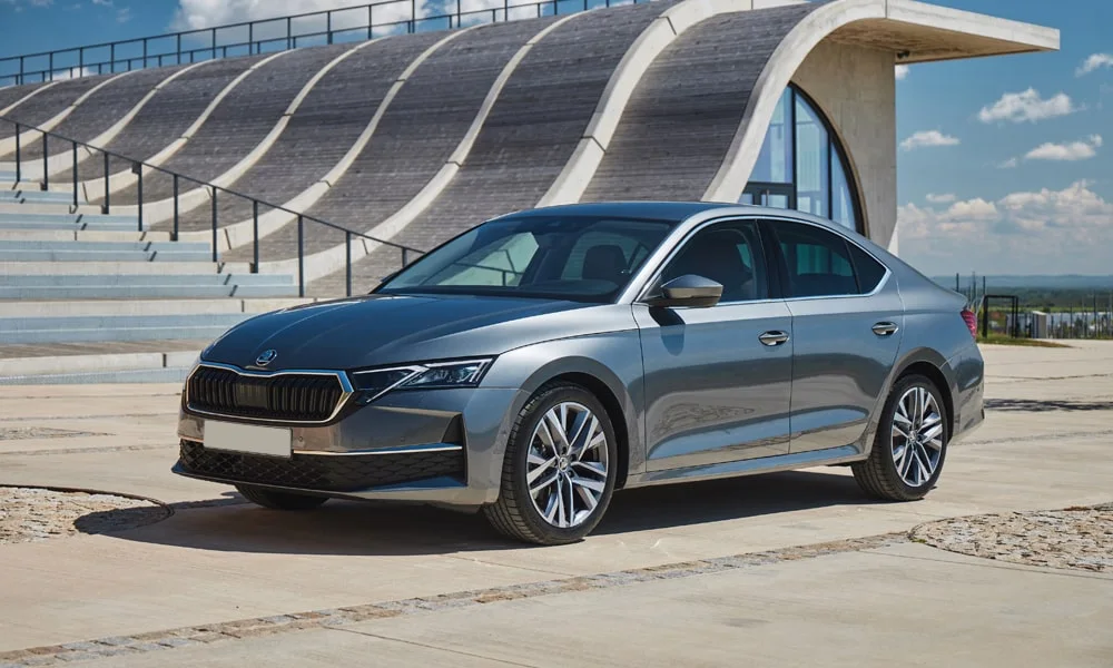 Фото Skoda Octavia (2024) — вид спереди, фото 7. Передок в сером исполнении — крупная светотехника и выразительный бампер Skoda Octavia (2024) — вид спереди, фото 7