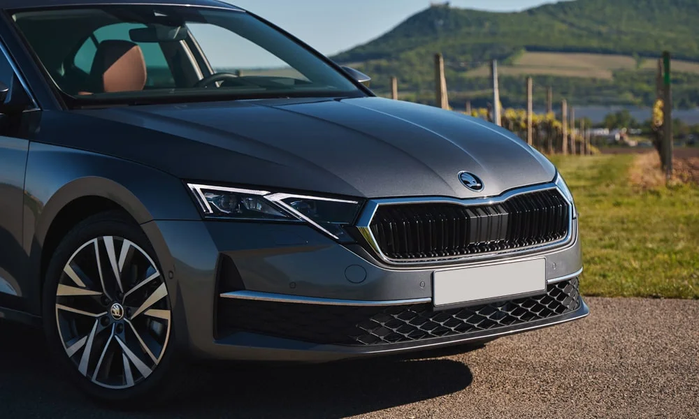 Фото Skoda Octavia (2024) — вид спереди, фото 9. Оптика, решётка и бампер — первое впечатление о модели. Дневные ходовые огни включаются автоматически с запуском Skoda Octavia (2024) — вид спереди, фото 9