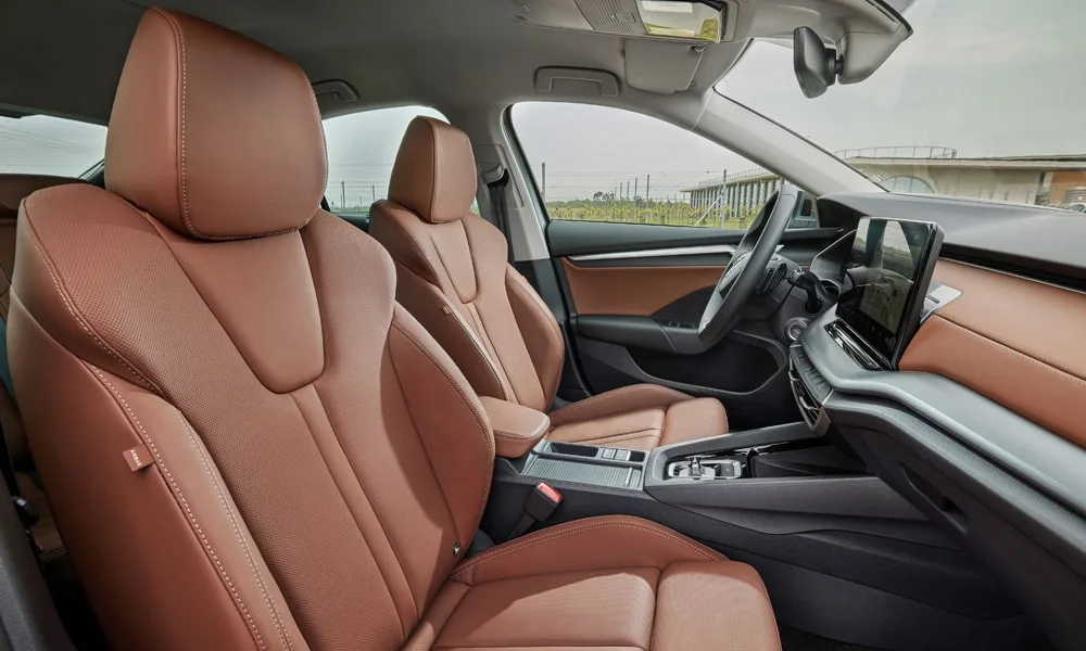 Фото Skoda Octavia (2024) — передние сиденья. Профиль кресел: боковая поддержка и подголовники. Перфорация обивки нужна для вентиляции — функции старших комплектаций Skoda Octavia (2024) — передние сиденья