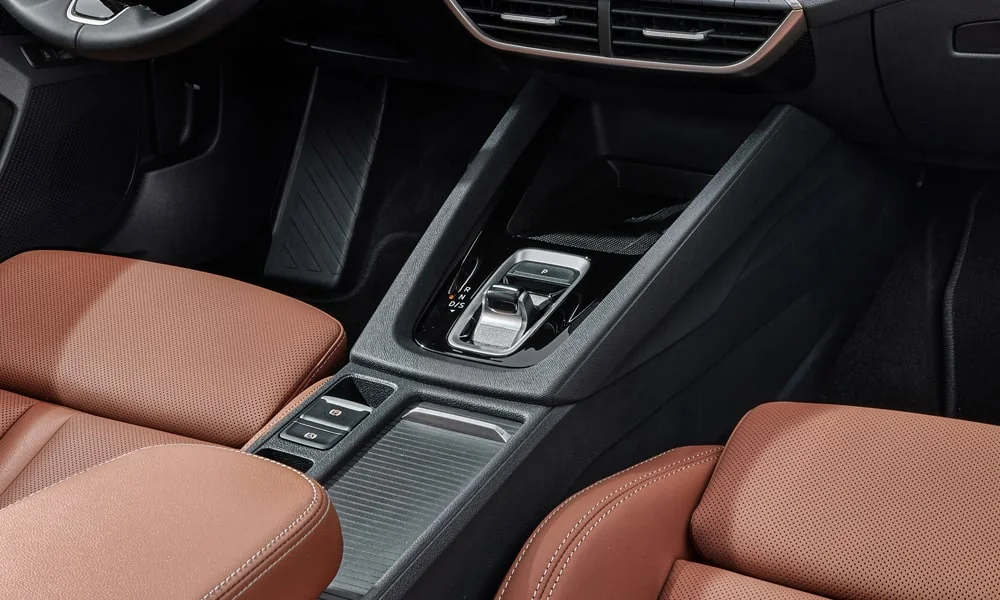 Фото Skoda Octavia (2024) — интерьер. Общий план салона: архитектура панели, консоль и кресла. Светлая гамма зрительно расширяет салон, тёмная — практичнее в уходе Skoda Octavia (2024) — интерьер