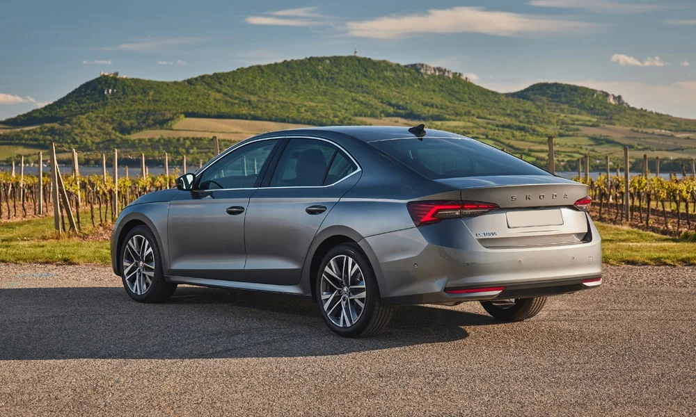 Фото Skoda Octavia (2024) — вид сзади, фото 7. Графика фонарей, бампер и оформление пятой двери Skoda Octavia (2024) — вид сзади, фото 7