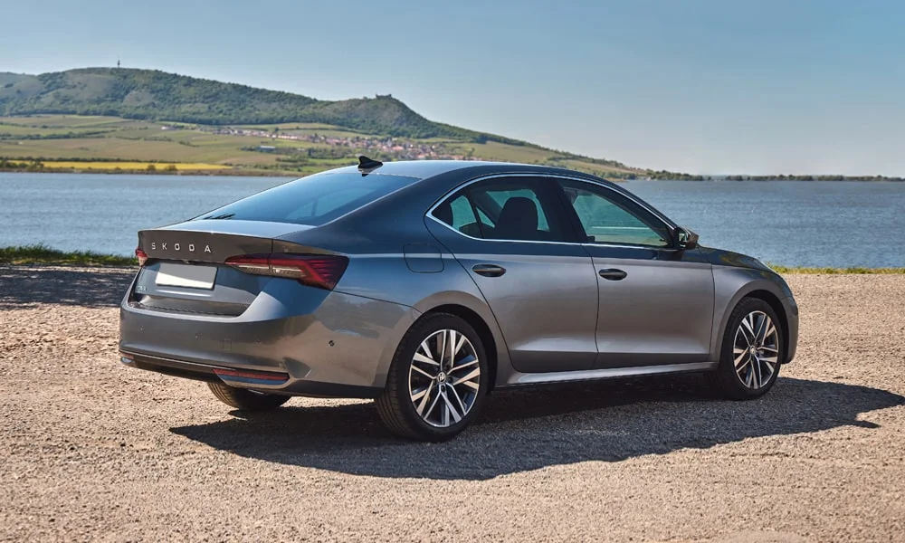 Фото Skoda Octavia (2024) — вид сзади, фото 8. Графика фонарей, бампер и оформление пятой двери. Светодиодная полоса или раздельные секции — задняя оптика стала главным украшением кормы Skoda Octavia (2024) — вид сзади, фото 8