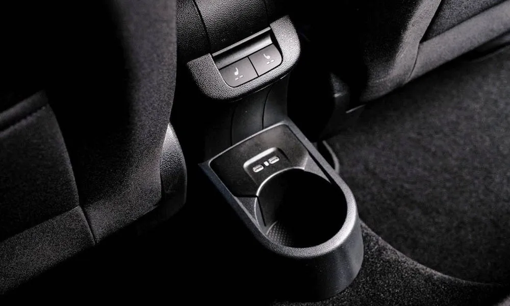 Фото Skoda Rapid — центральная консоль. Подстаканники и ниши для мелочей между креслами. Прорезиненное дно ниш удерживает мелочи в поворотах Skoda Rapid — центральная консоль