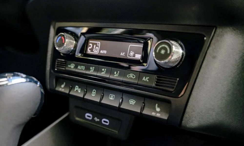 Фото Skoda Rapid — блок климат-контроля. Физические клавиши температуры и обдува. Раздельные зоны позволяют водителю и пассажиру выбрать свою температуру Skoda Rapid — блок климат-контроля