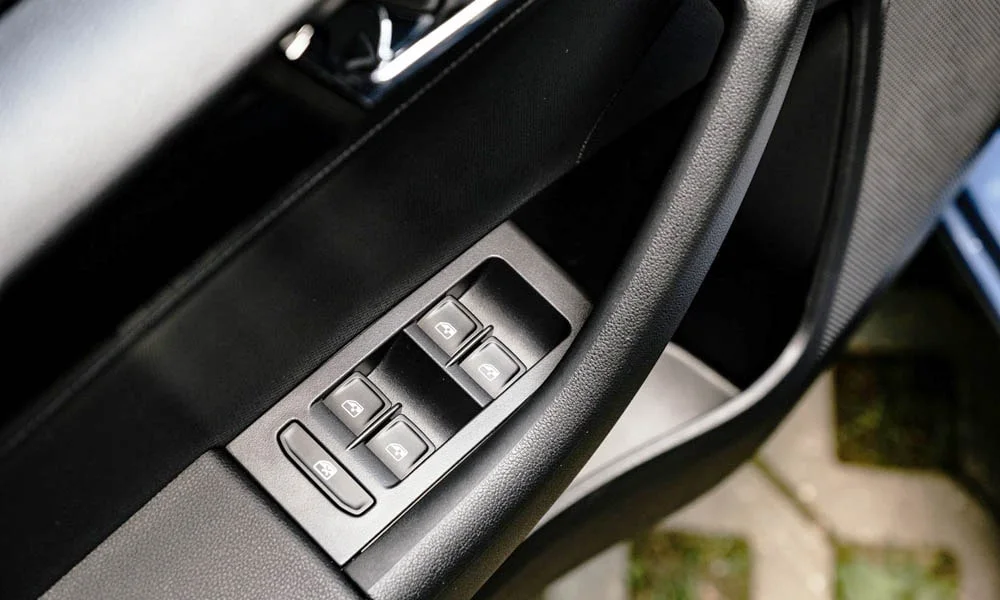 Фото Skoda Rapid — кнопки управления. Кнопки и переключатели: физическое управление частыми функциями. Физические клавиши быстрее сенсорных меню — важно в движении Skoda Rapid — кнопки управления