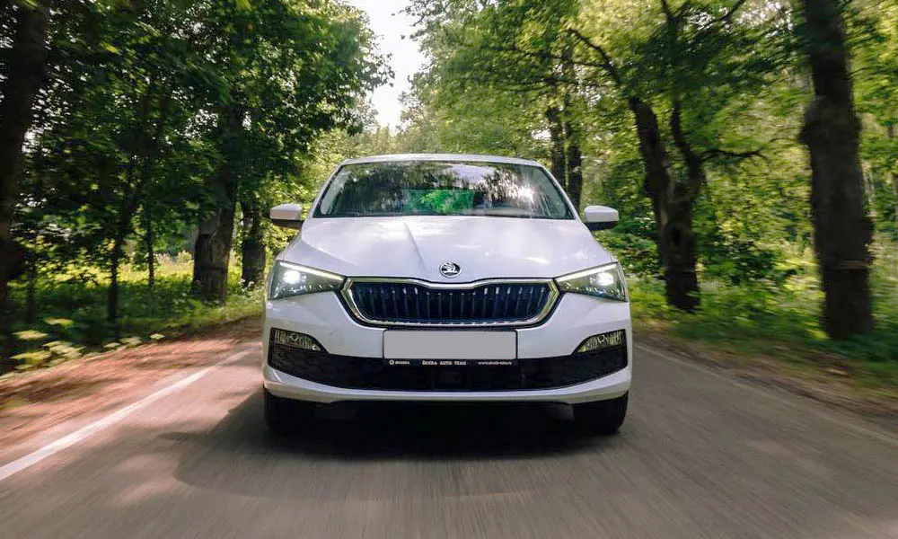 Фото Skoda Rapid — вид спереди, фото 4. Оптика, решётка и бампер — первое впечатление о модели. Дневные ходовые огни включаются автоматически с запуском Skoda Rapid — вид спереди, фото 4