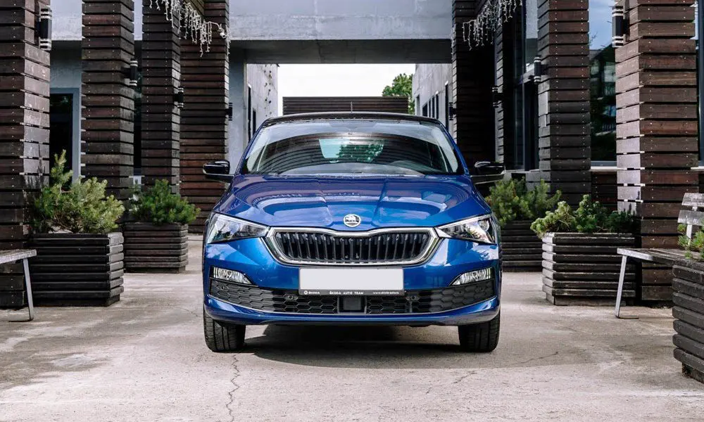 Фото Skoda Rapid — вид спереди, фото 5. Анфас: пропорции капота, посадка кузова и графика ходовых огней. Рисунок ходовых огней — подпись модели, по нему её узнают в потоке Skoda Rapid — вид спереди, фото 5