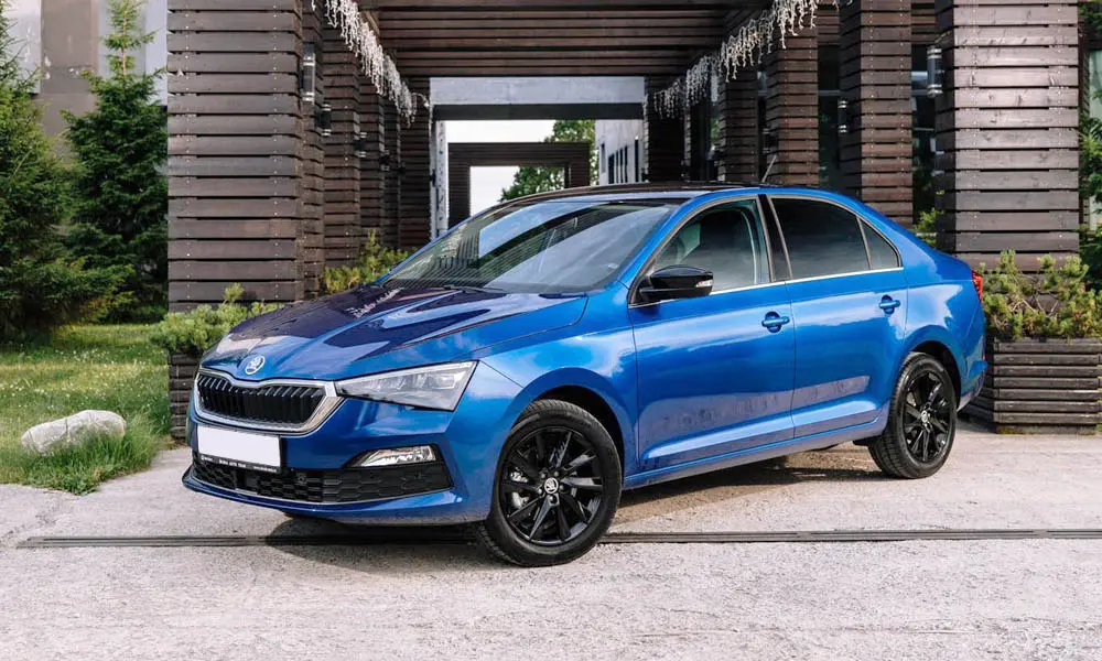 Фото Skoda Rapid — вид спереди, фото 6. Синий кузов, строгая симметрия оптики — базовый ракурс знакомства с дизайном Skoda Rapid — вид спереди, фото 6