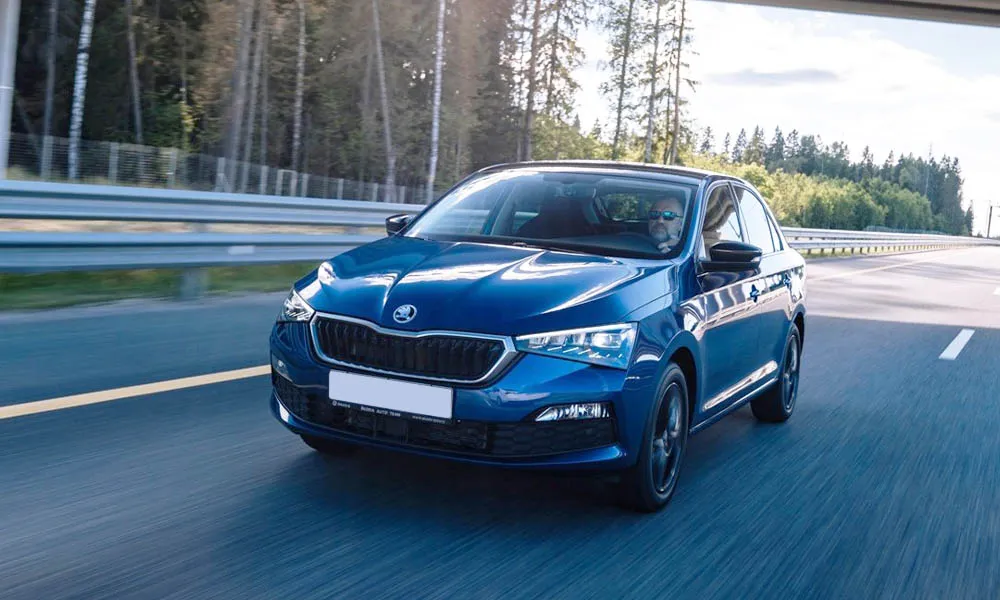 Фото Skoda Rapid — вид спереди, фото 7. Анфас: пропорции капота, посадка кузова и графика ходовых огней Skoda Rapid — вид спереди, фото 7