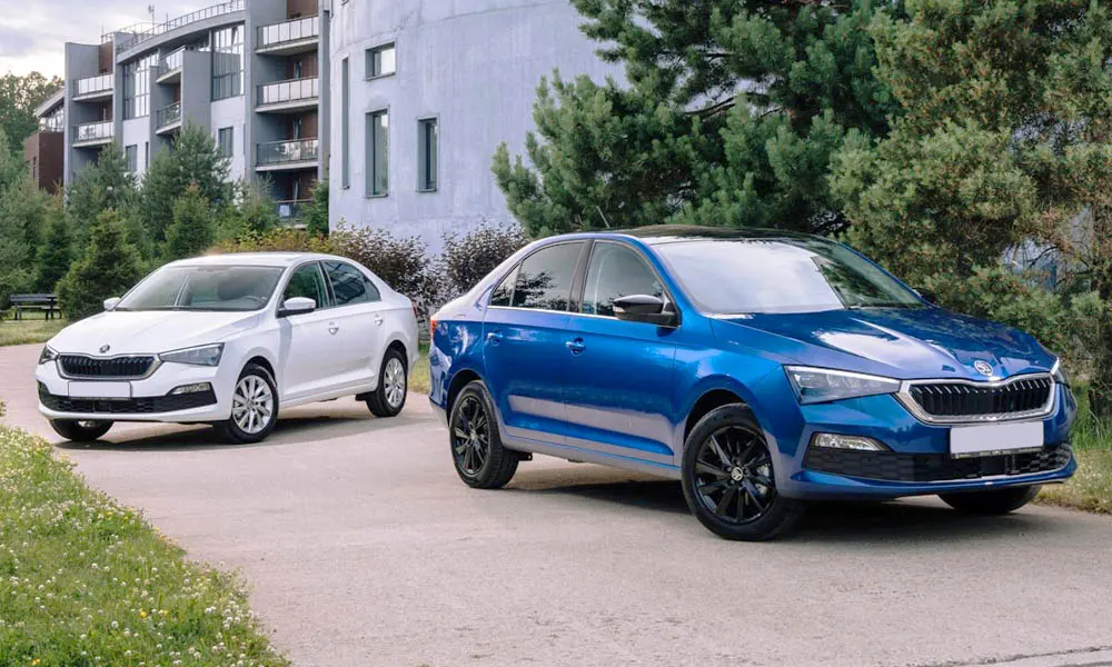 Фото Skoda Rapid — вид спереди, фото 8. Синий кузов, строгая симметрия оптики — базовый ракурс знакомства с дизайном. Рисунок ходовых огней — подпись модели, по нему её узнают в потоке Skoda Rapid — вид спереди, фото 8