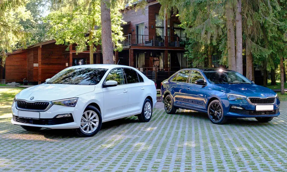 Фото Skoda Rapid — вид спереди, фото 9. Анфас: пропорции капота, посадка кузова и графика ходовых огней. Дневные ходовые огни включаются автоматически с запуском Skoda Rapid — вид спереди, фото 9