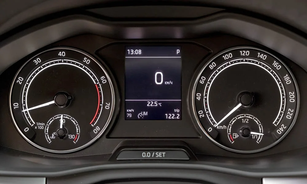Фото Skoda Rapid — приборная панель. Скорость, запас хода и подсказки ассистентов перед глазами Skoda Rapid — приборная панель