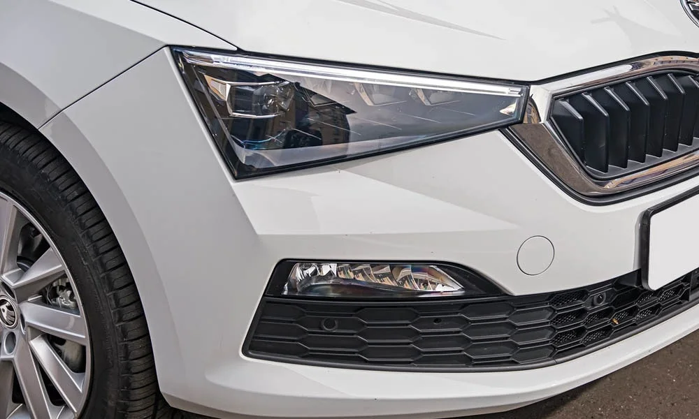 Фото Skoda Rapid — передняя оптика. Линзы и секции ходовых огней крупным планом Skoda Rapid — передняя оптика