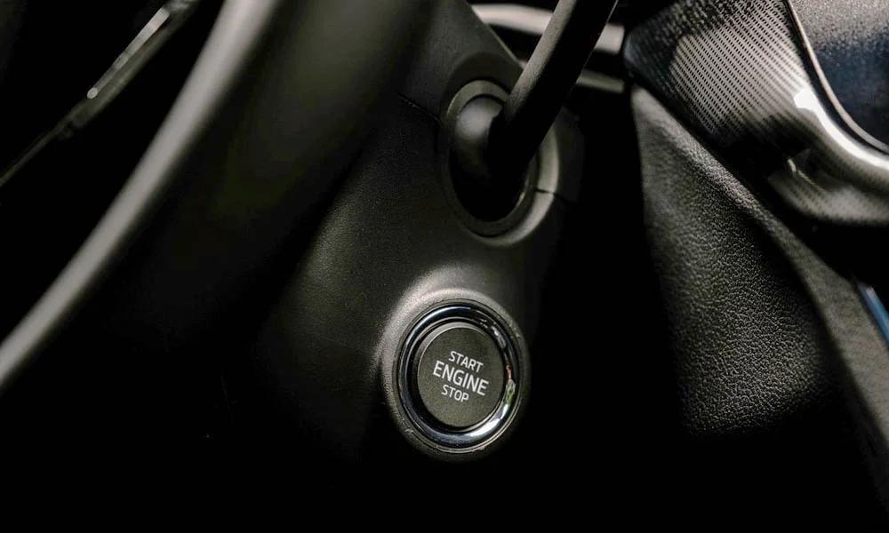 Фото Skoda Rapid — интерьер, фото 3. Общий план салона: архитектура панели, консоль и кресла. Уровень отделки читается по стыкам панелей и мягким поверхностям в зонах касания Skoda Rapid — интерьер, фото 3