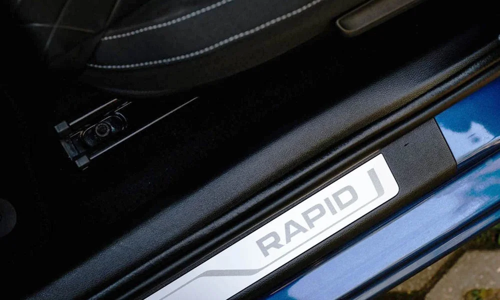 Фото Skoda Rapid — интерьер, фото 4. Общий план салона: архитектура панели, консоль и кресла. Светлая гамма зрительно расширяет салон, тёмная — практичнее в уходе Skoda Rapid — интерьер, фото 4